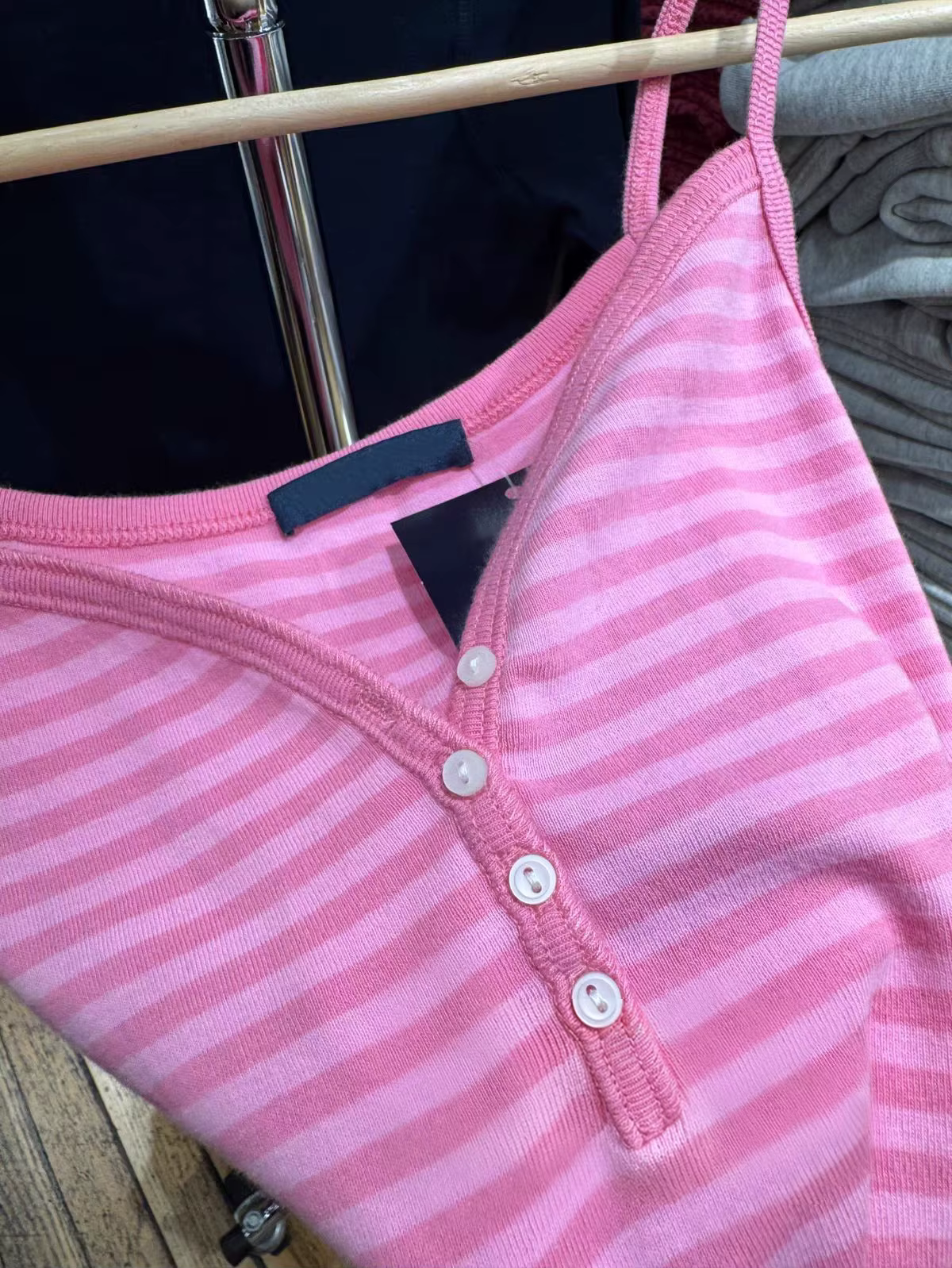 Débardeur rose rayé à quatre boutons pour femme