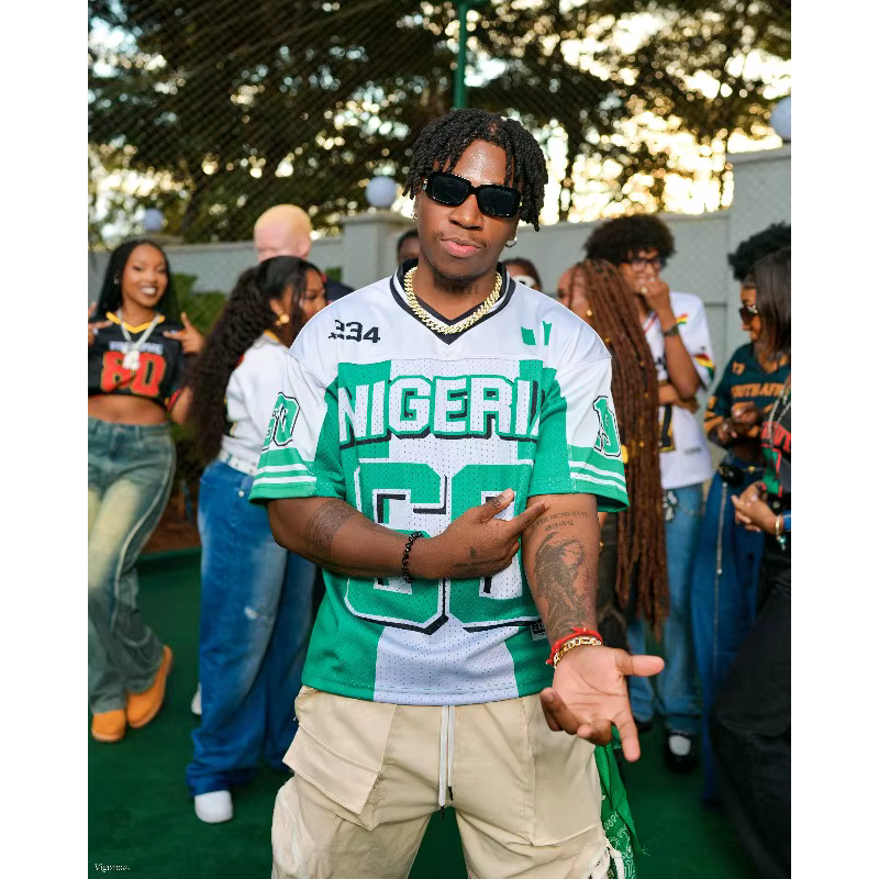 T-shirt décontracté pour homme, style streetwear nigérian été 2026, nouveau t-shirt nigérian en satin à col en V, coupe ample, imprimé numéroté