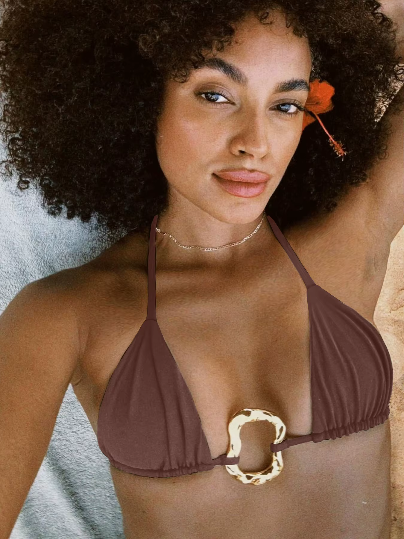 Ensemble bikini noir sexy pour femme avec matériel doré, bretelles réglables, bas coupe haute, haut licou, parfait pour les fêtes sur la plage et à la piscine