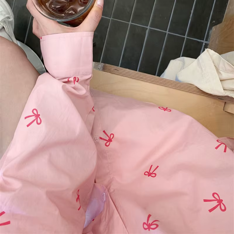 Chemisier rose imprimé nœud papillon pour femme
