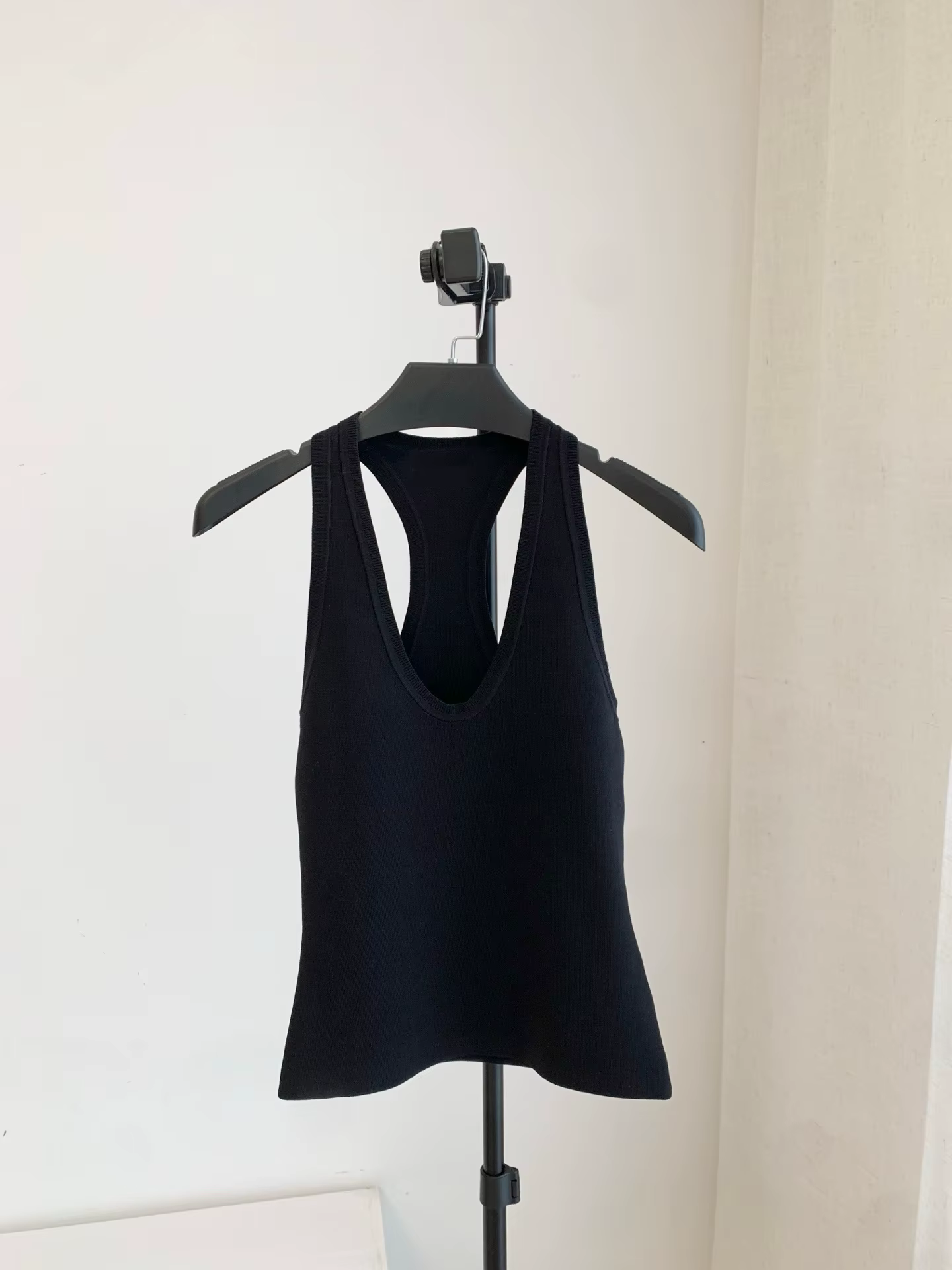 Débardeurs Femme Noirs ou Blancs Été 2026 – Gilet Tricoté Décontracté Slim à Col Halter et Encolure en U Sans Manches