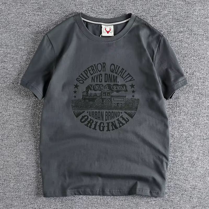 T-shirt à manches courtes pour hommes avec motif train emblématique