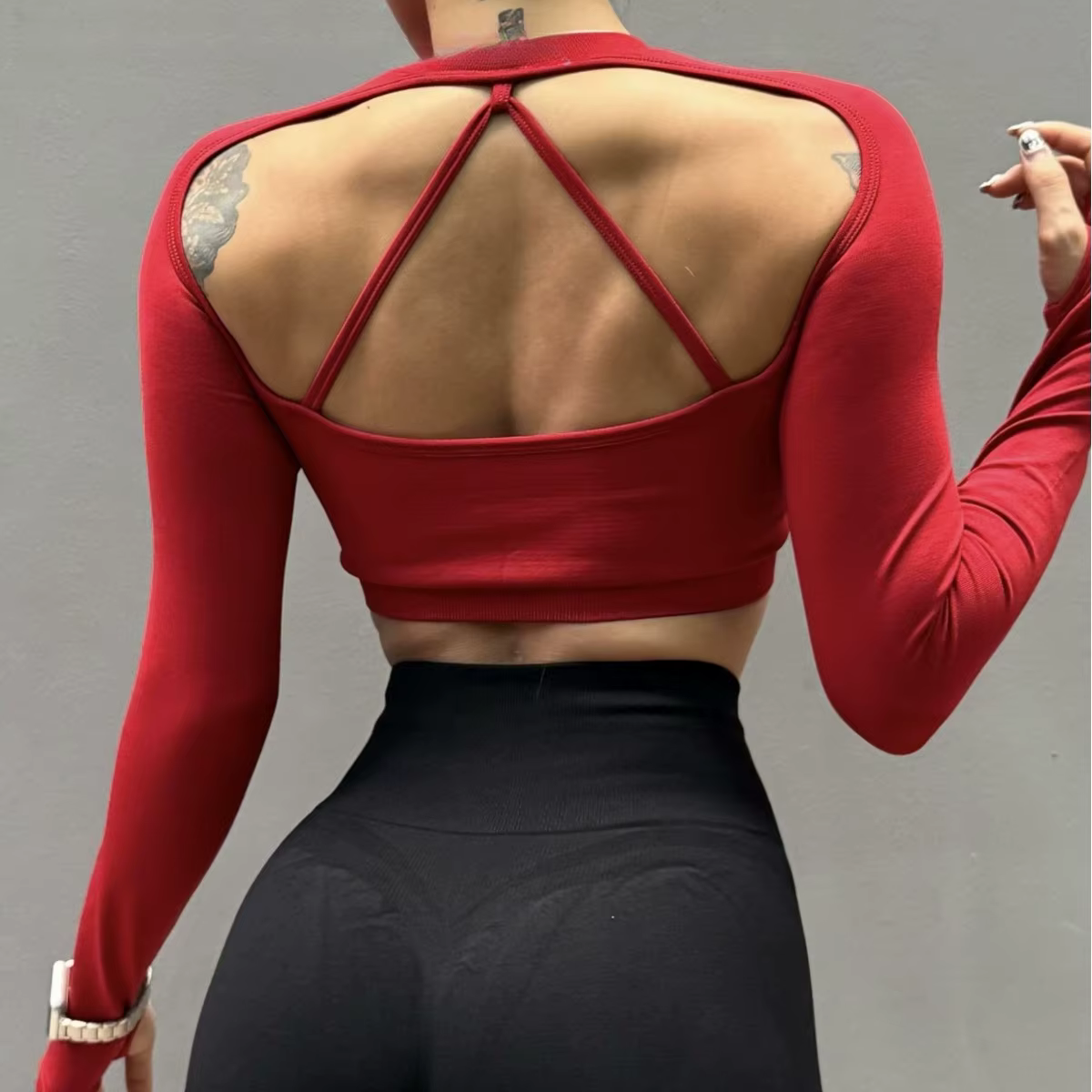 Haut court sans couture à manches longues pour femmes avec soutien-gorge rembourré fixe – Conception à dos croisé à séchage rapide pour le fitness et le yoga