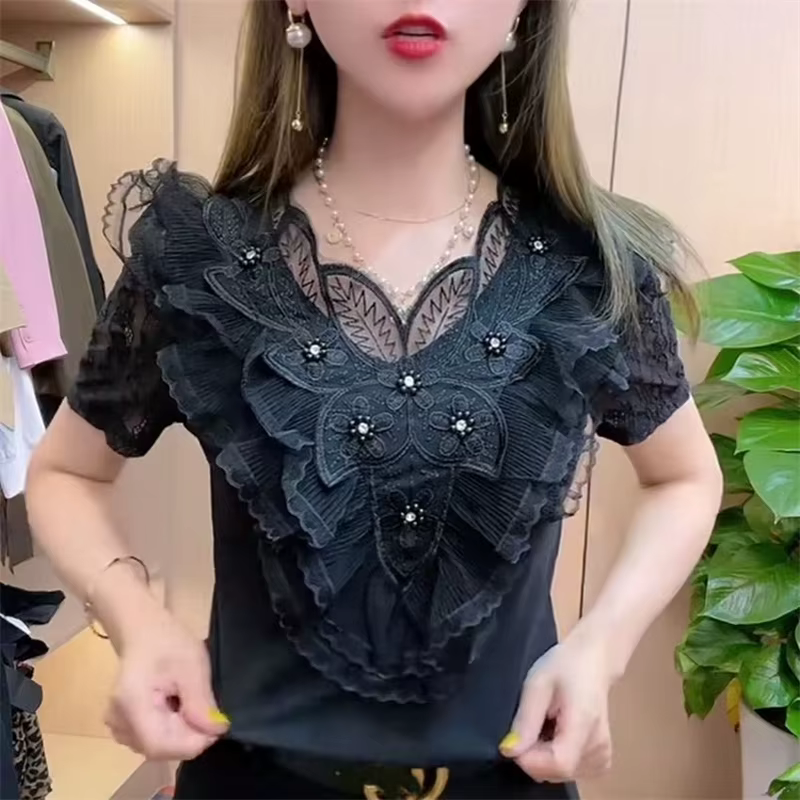 T-shirt fin à manches courtes avec coutures florales à volants en dentelle