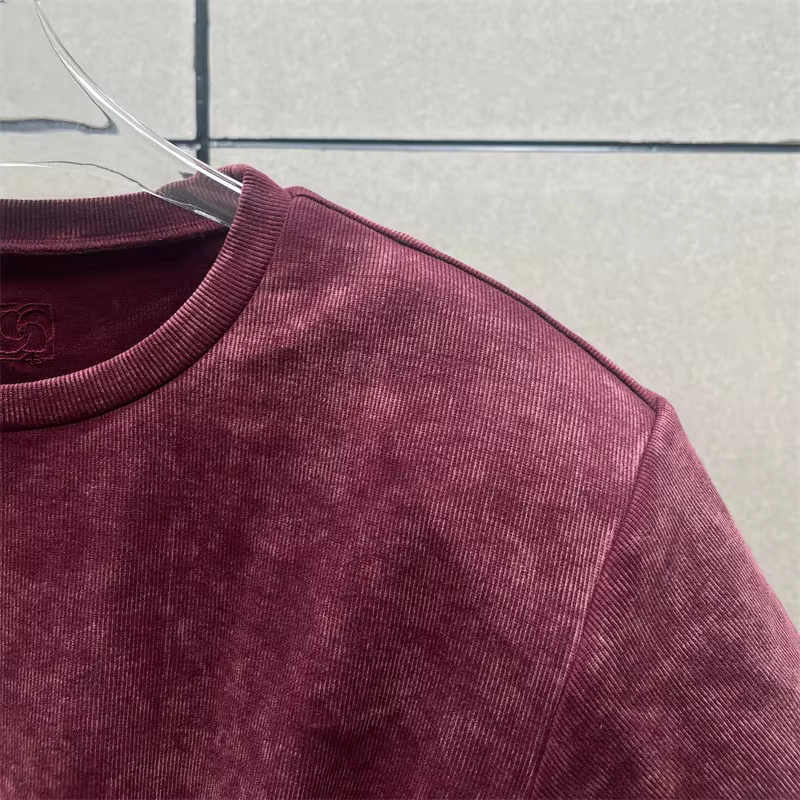 T-shirt femme nouveau haut tricoté élastique à manches courtes pour l'été 2025 épaulière coupe ajustée