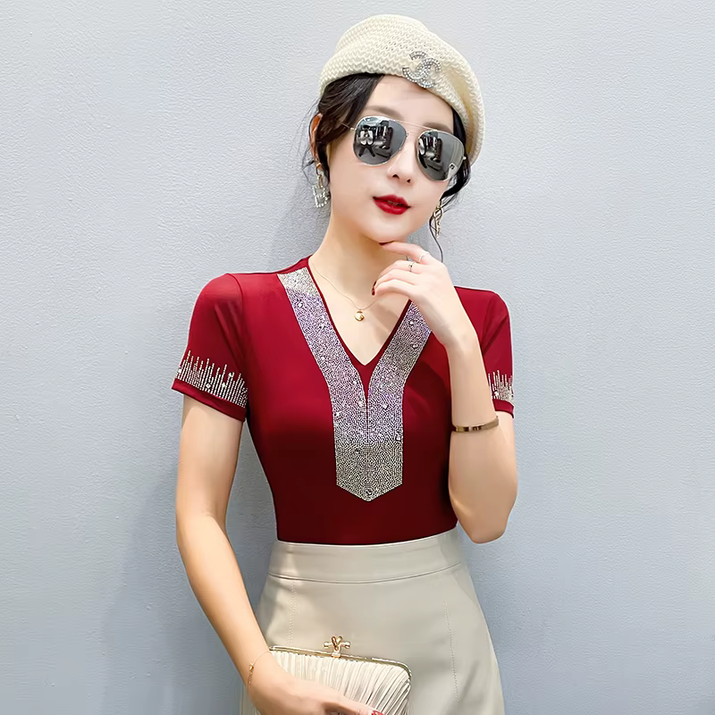 T-shirt à col en V orné de strass pour femme