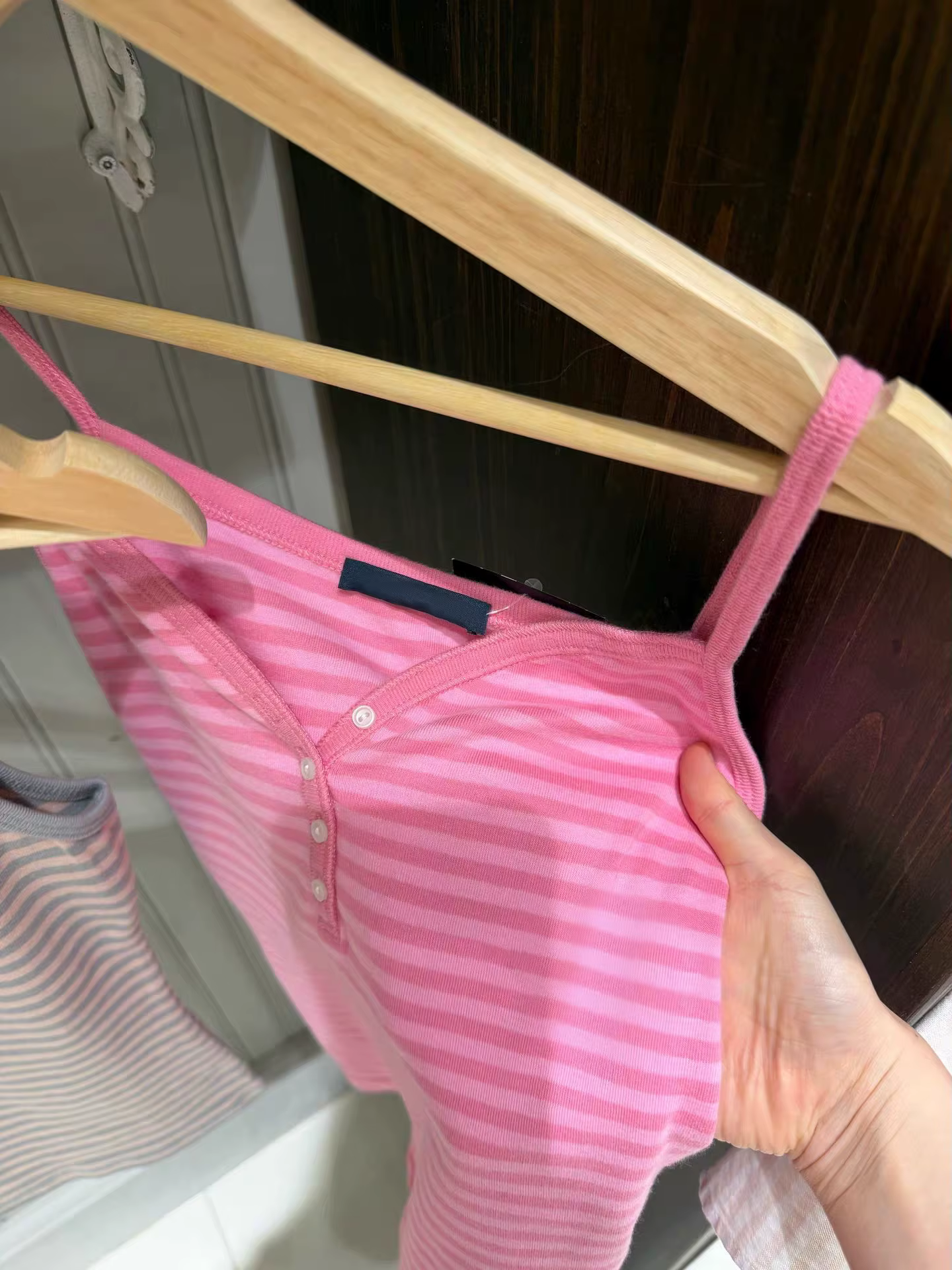 Débardeur rose rayé à quatre boutons pour femme