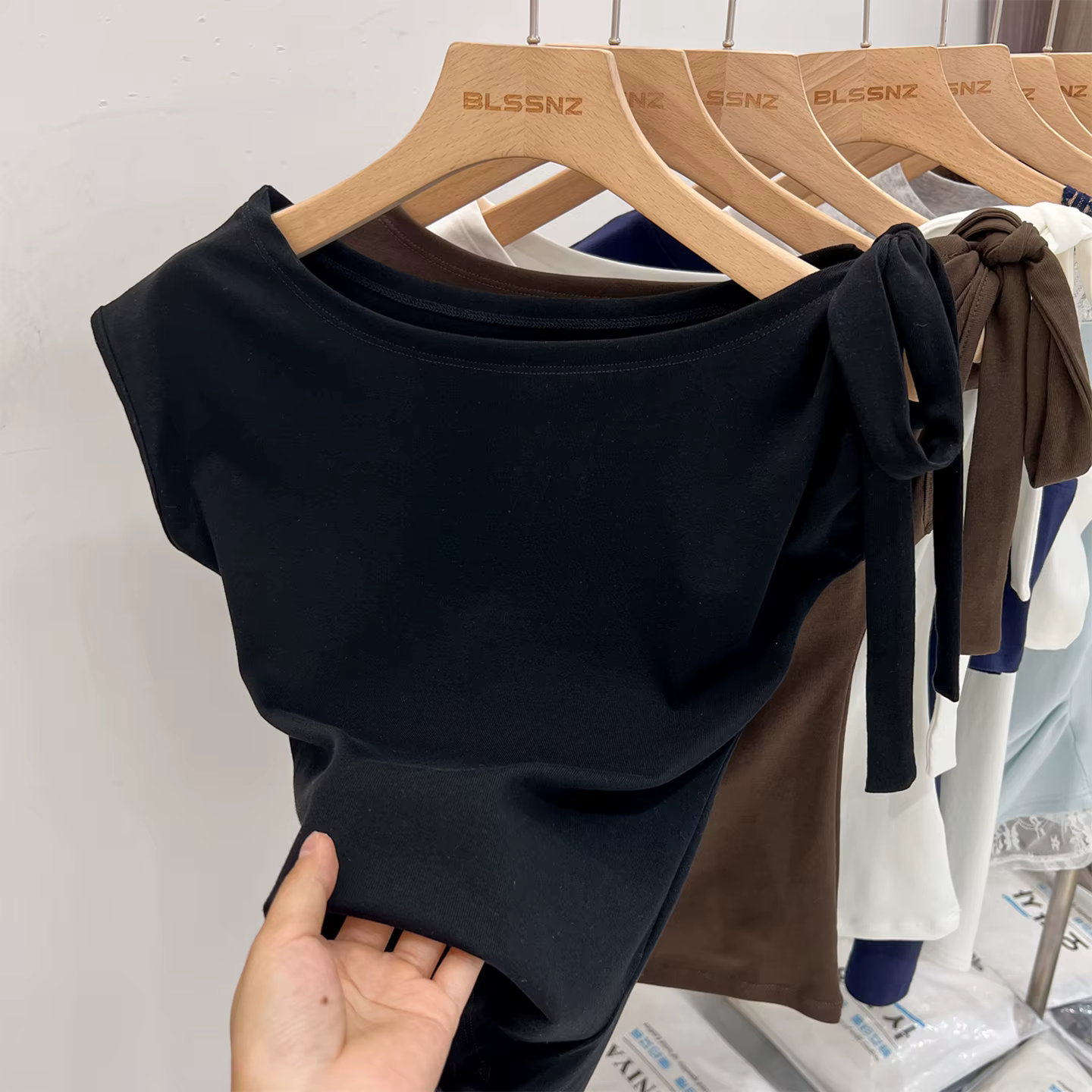 Nouveau T-shirt blanc à manches courtes pour femme, été 2026, avec détail nœud sexy, hauts décontractés et polyvalents pour femme, style coréen, couleur unie