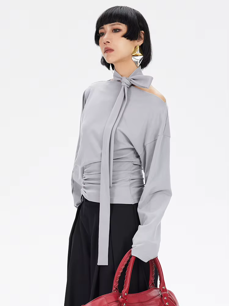 [EAM] femmes bleu plissé élégant tricot T-shirt nouveau col incliné manches longues chauve-souris mode marée printemps automne 2026 1DJ4747