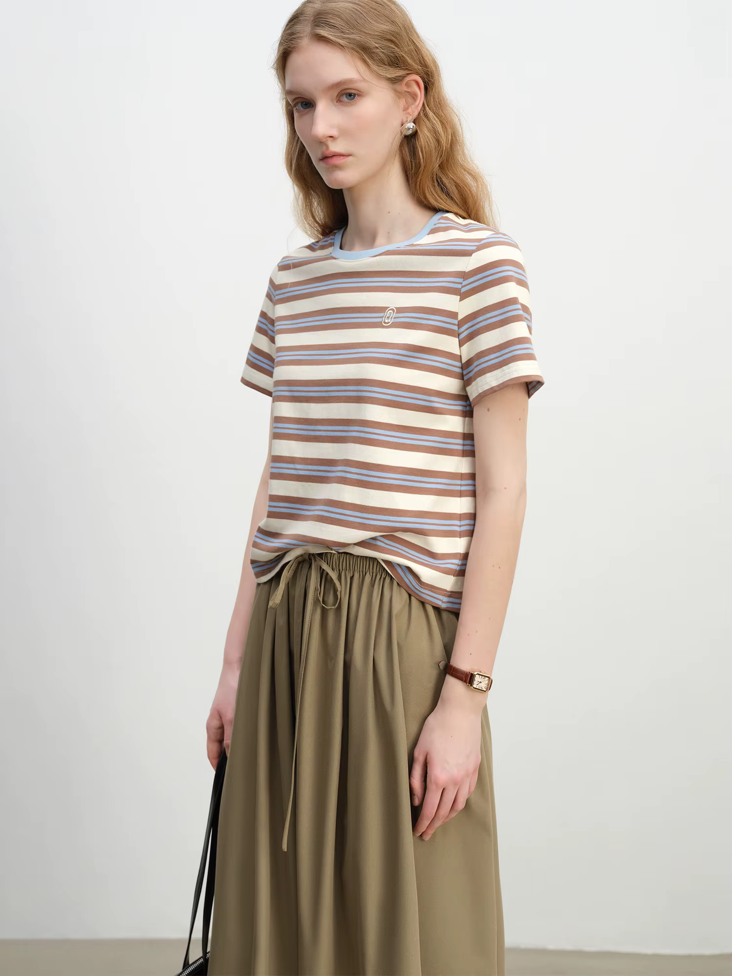 ZIQIAO T-shirt rayé à manches courtes pour femmes 2025 été nouveauté col rond ample Style rétro Chic haut 25ZQ92323