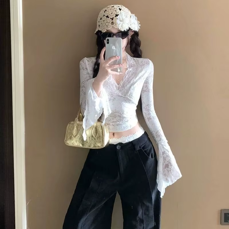 Printemps été mince dentelle culture hauts pour femmes blanc Sexy col en v transparent T-Shirts femme mode manches évasées fête en mousseline de soie Blouse