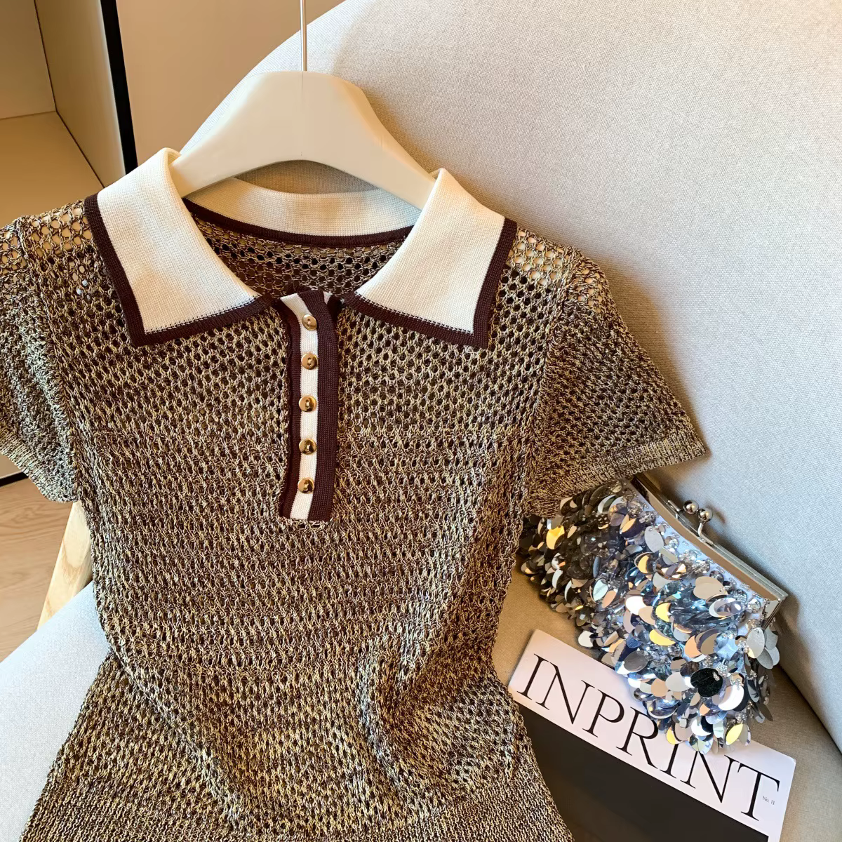 Haut élégant en maille ajourée à manches courtes et col polo pour femme – Design