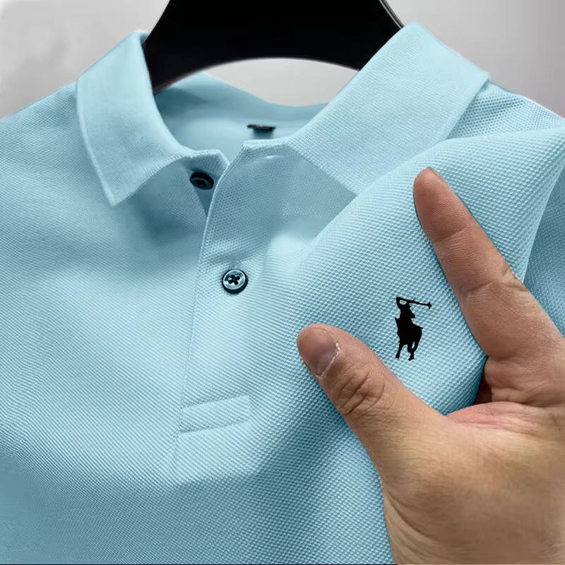 Polo homme avec plusieurs options de couleurs. T-shirt à manches courtes avec col imprimé petit cheval. Haut de golf respirant pour tenue décontractée professionnelle