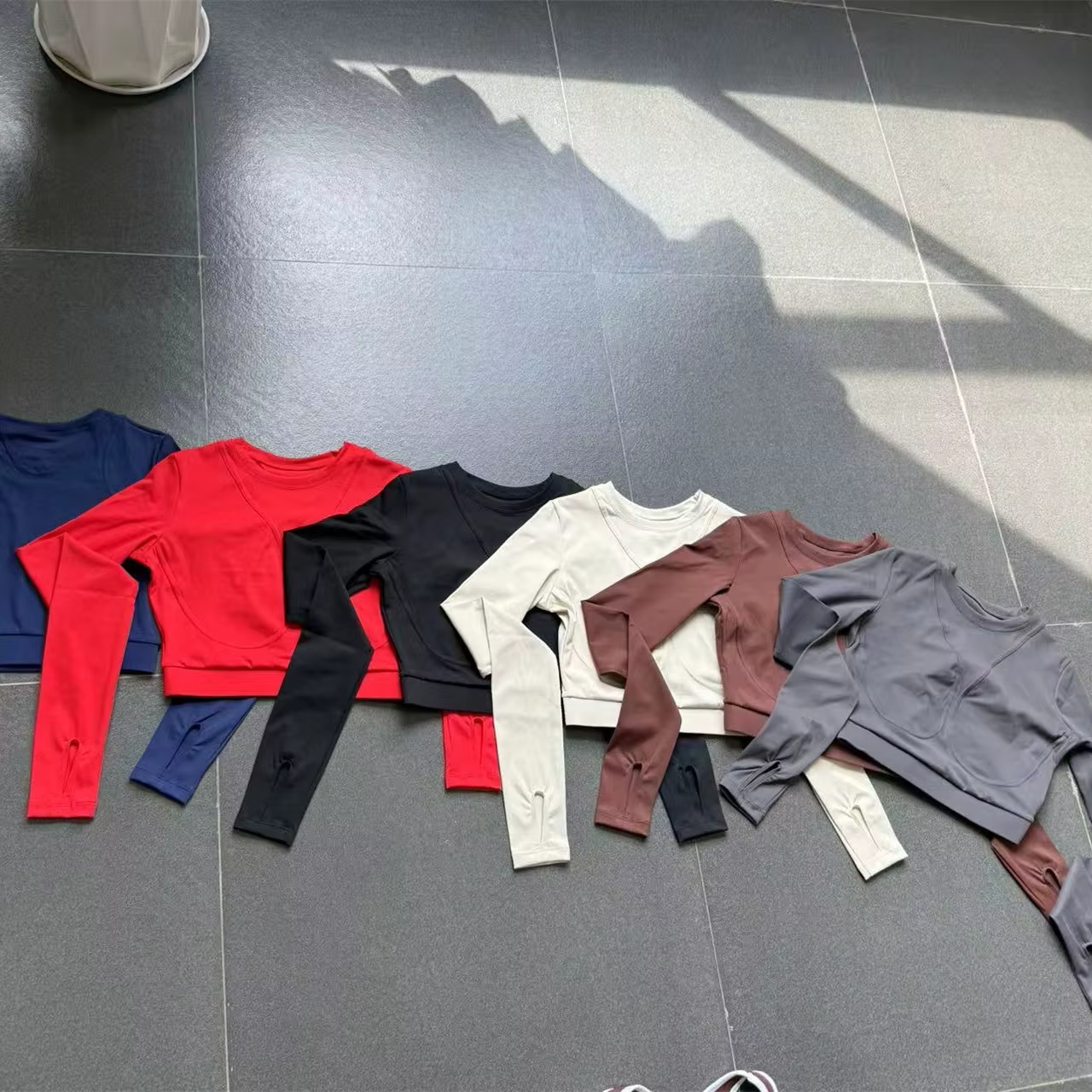Ensemble de yoga avec chemise à manches longues