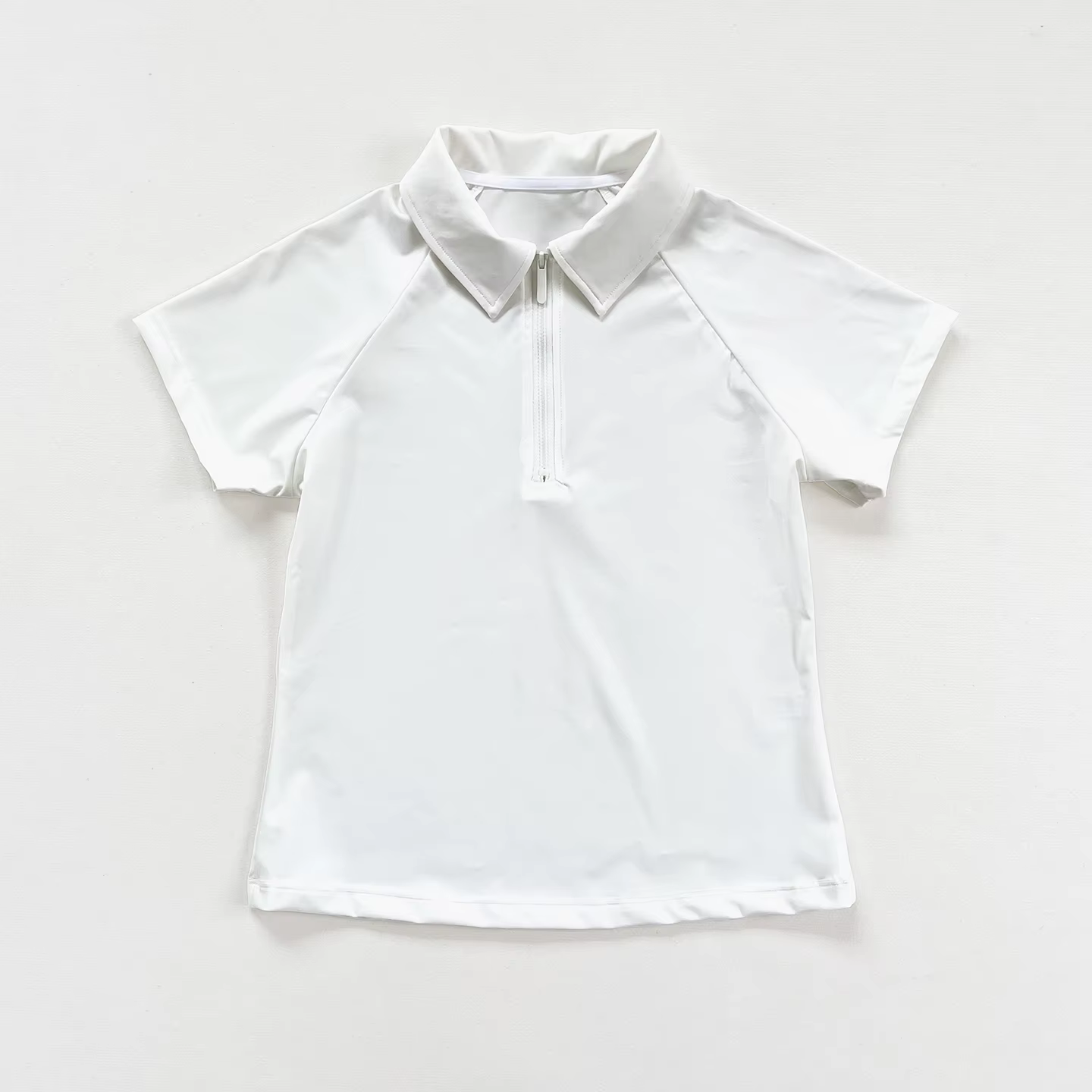 Polos à manches courtes pour femmes : options blanches et bleu marine disponibles