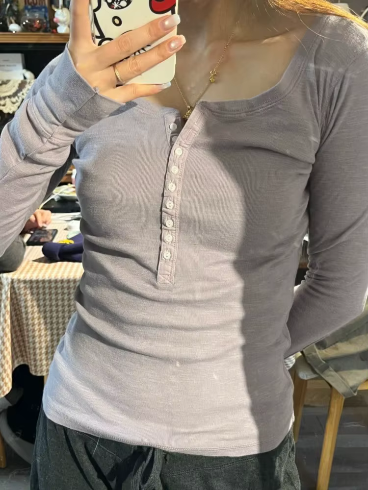 T-shirts pour femmes avec boutons violets