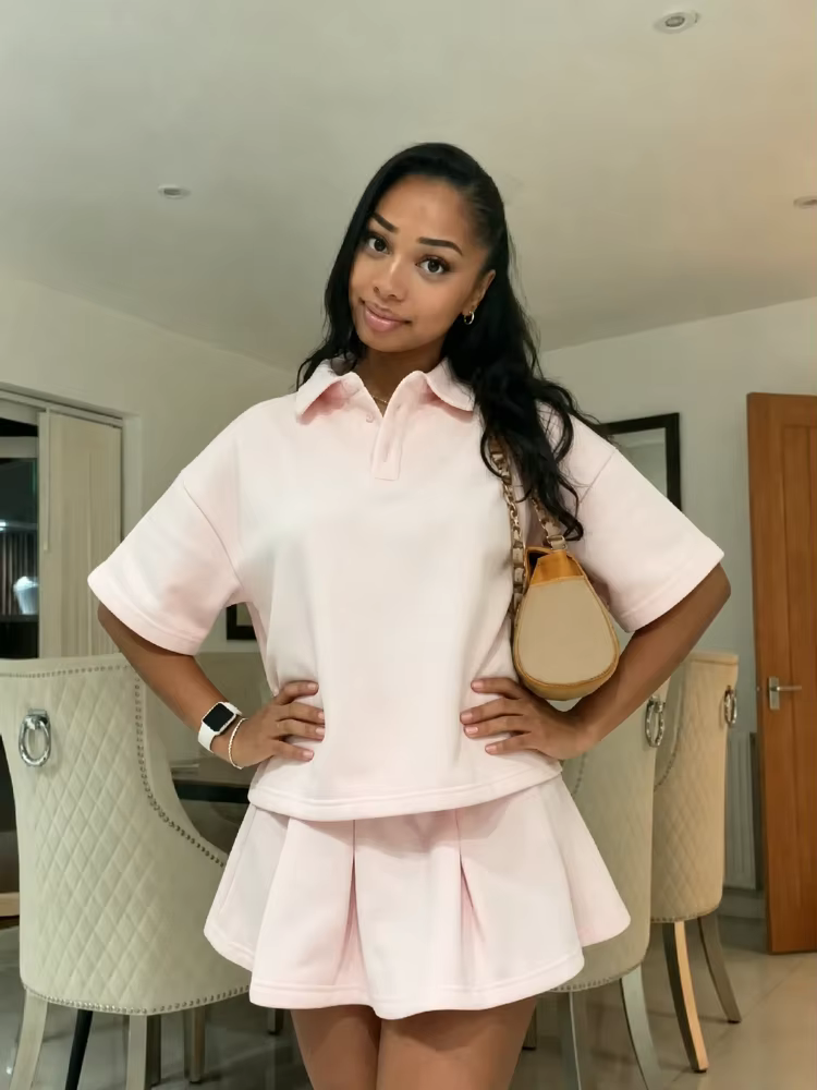 Ensemble décontracté rose à col polo pour femme : T-shirt oversize à manches courtes et jupe plissée évasée taille haute – Tenue quotidienne streetwear