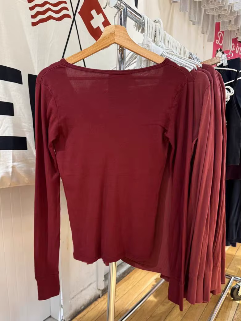 Six boutons bordeaux à manches longues T-shirt femme automne col rond coton mince