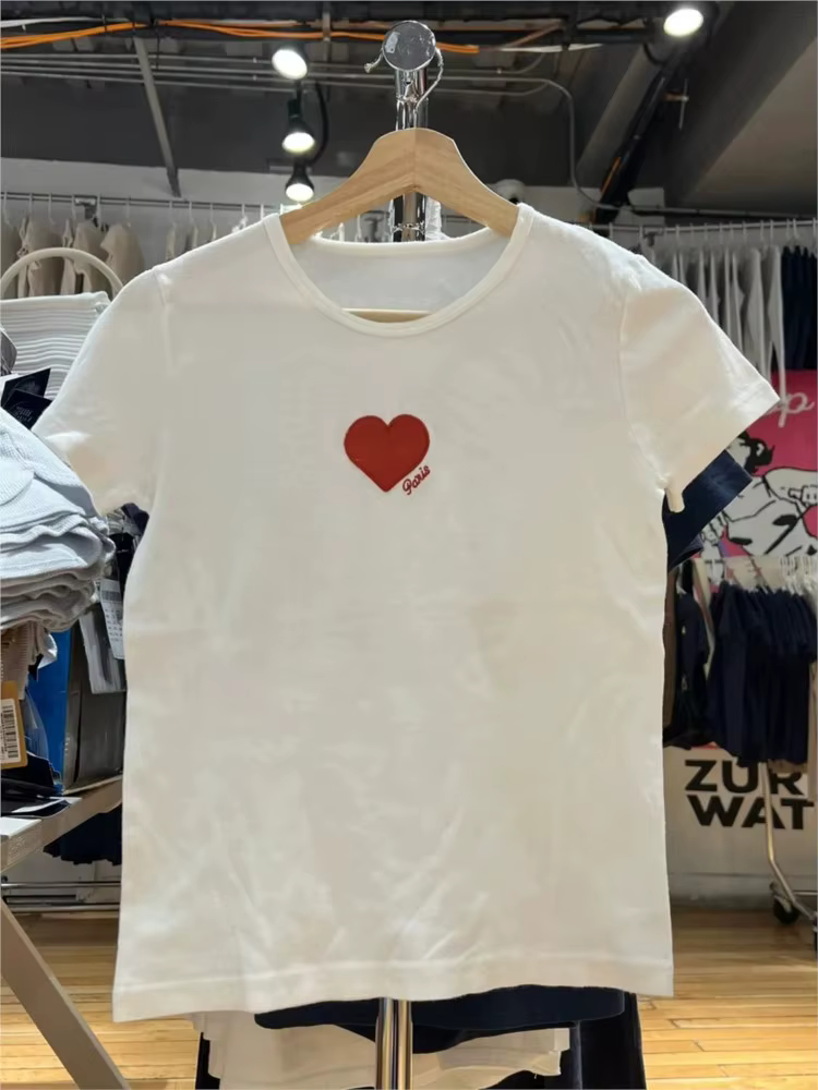 T-shirts brodés cœur rouge pour femmes