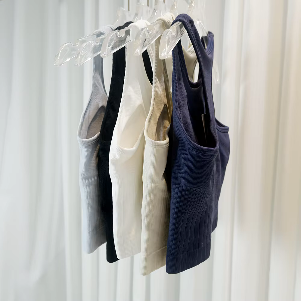 Débardeur court d'été en tricot sans couture avec coussinets de poitrine