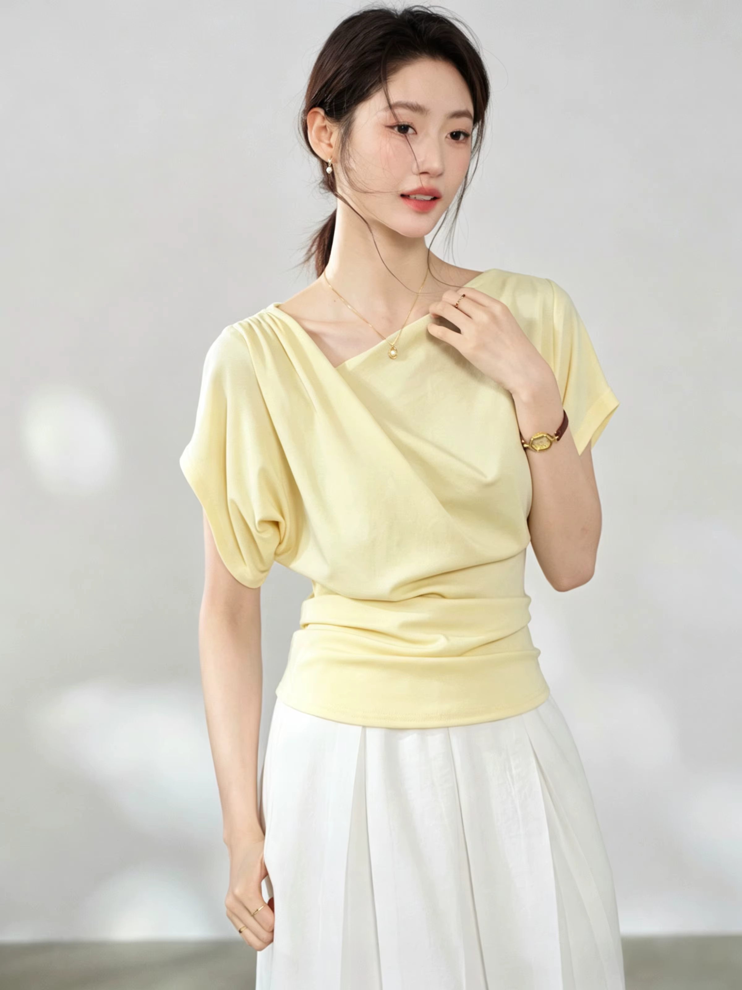 T-shirt drapé à col drapé pour femme, haut à manches chauve-souris, taille cintrée, élégant, doux, tenue décontractée d'été, style chic pour femme