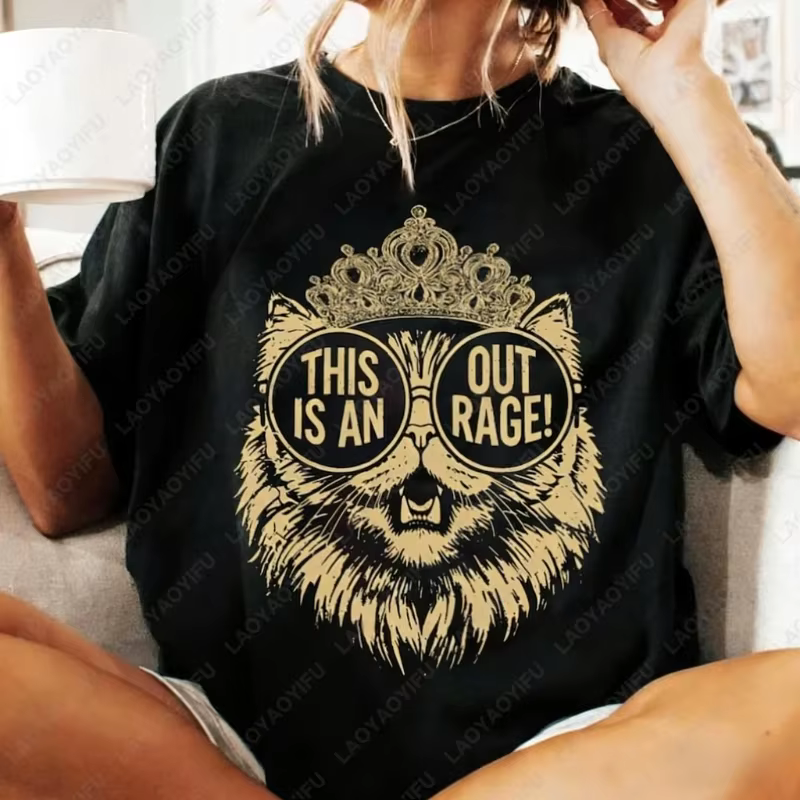 T-shirt en coton « This Is An OUTRAGE » avec motif « Dungeon Crawler Carl Goddammit Donut » pour hommes et femmes