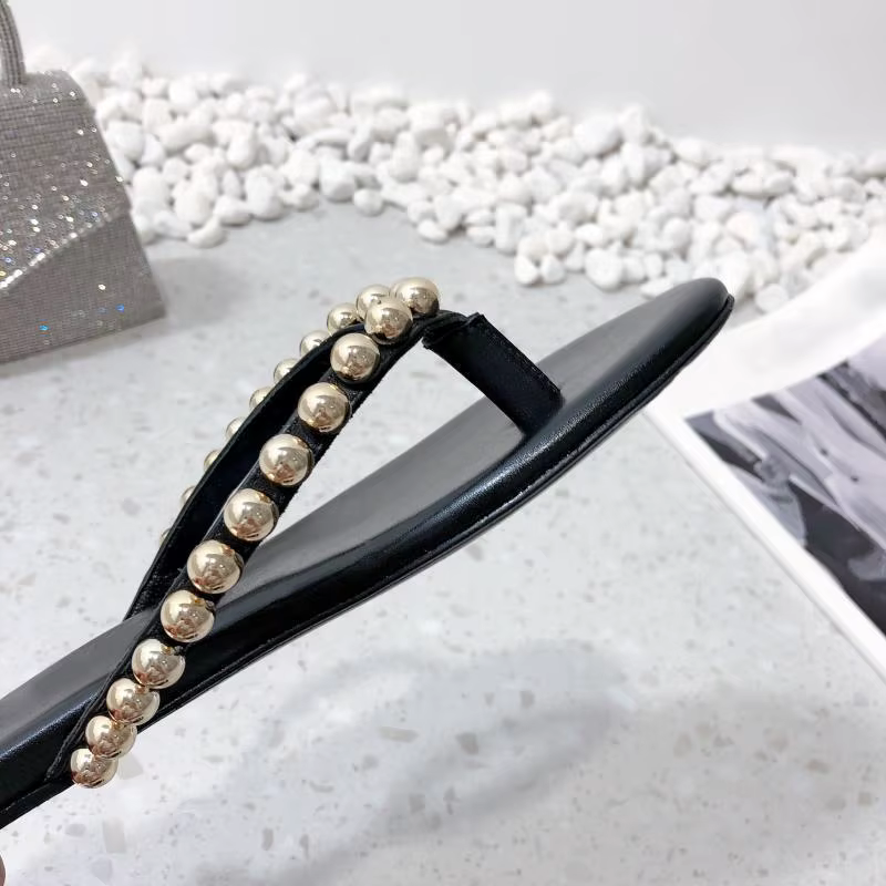 Nouvelles tongs plates tendance été 2026 pour femmes, idéales pour l'extérieur, avec semelles souples antidérapantes, parfaites pour la plage.
