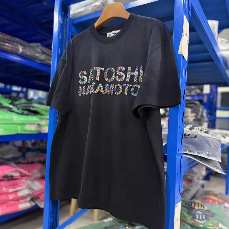 Nouveau T-shirt Satoshi en coton noir à col rond