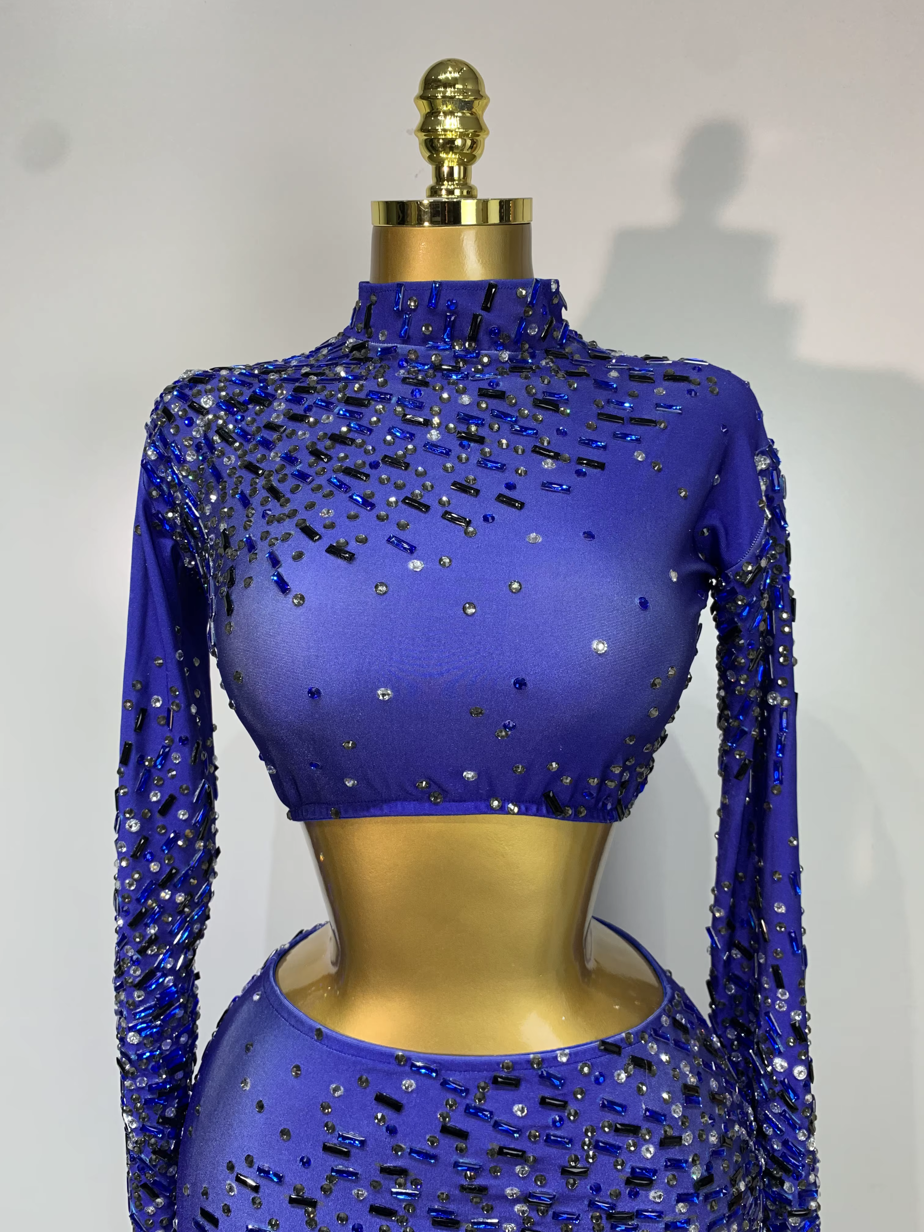 Ensemble deux pièces scintillant avec strass : Crop Top et Jupe Longue – Tenue de Scène pour Chanteuse