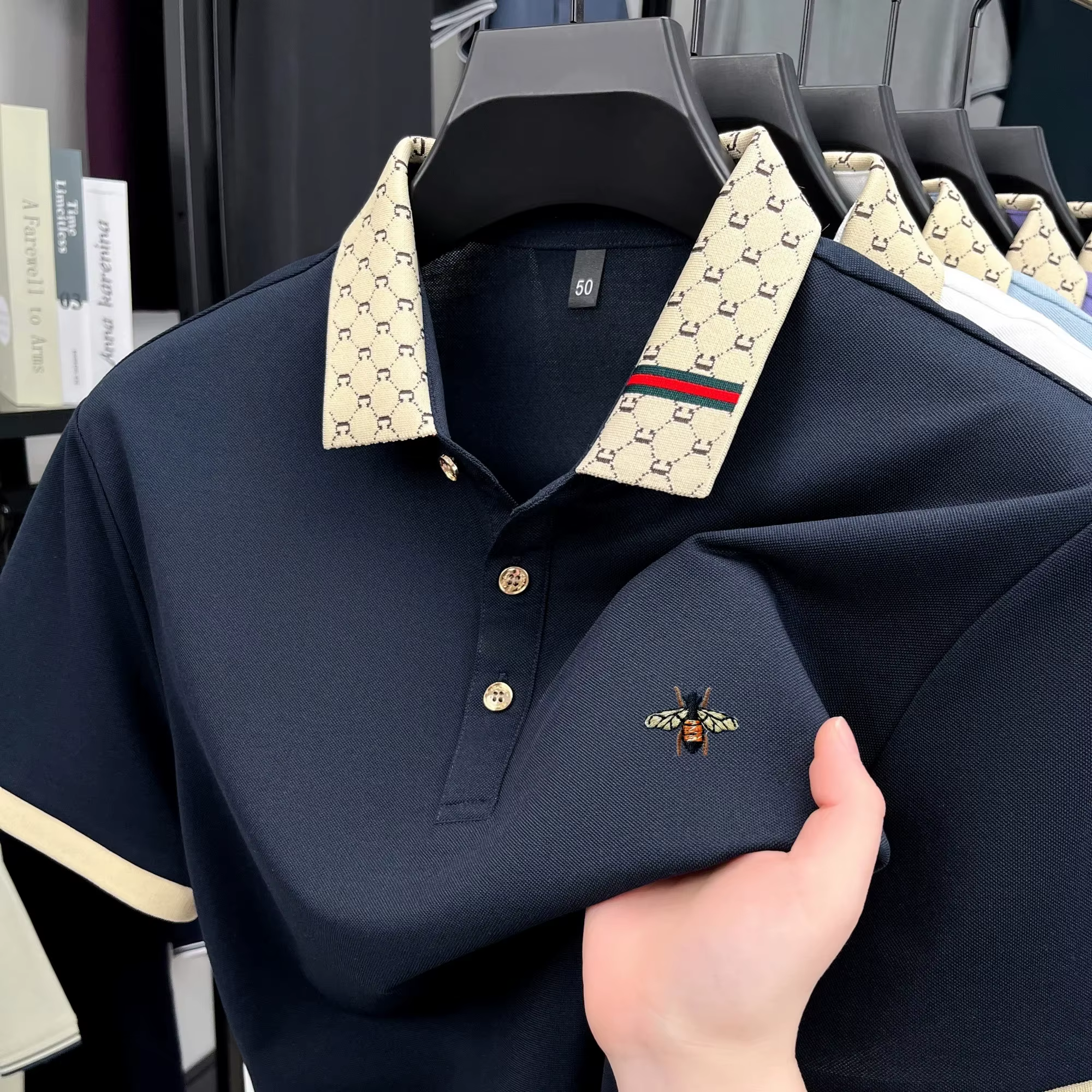 Polo à manches courtes de marque de luxe légère T-shirt à revers bloqué de couleur brodée d'abeille vêtements décontractés pour hommes nouvelle collection été