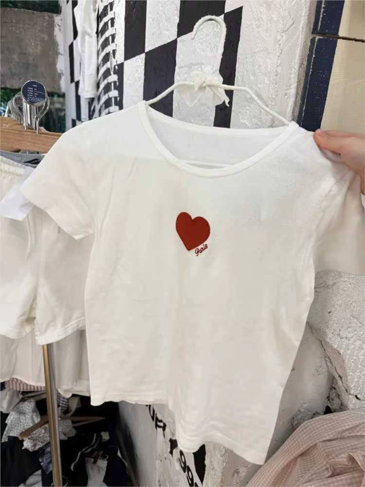 T-shirts brodés cœur rouge pour femmes