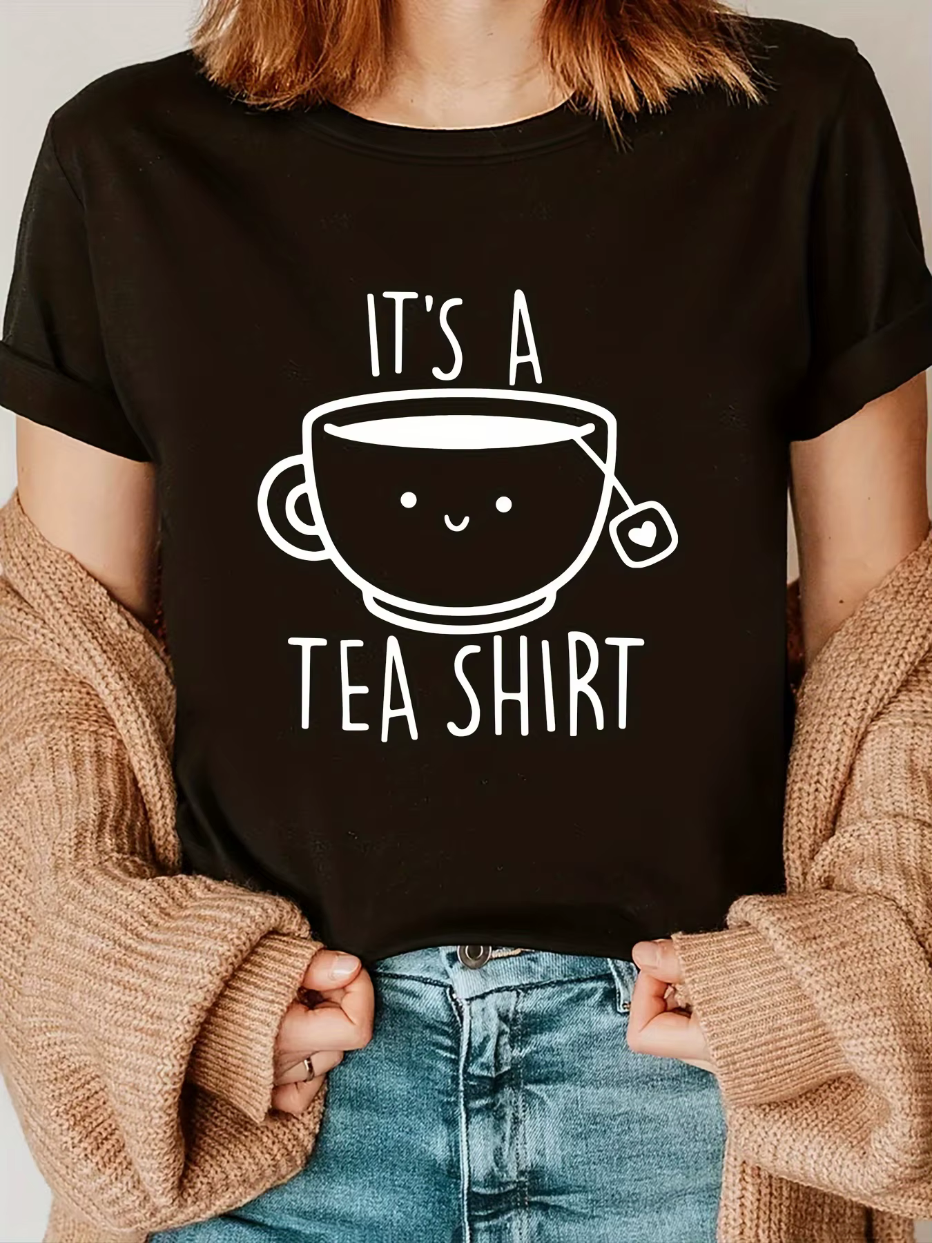 T-shirt décontracté pour femmes avec motif de dessin animé de tasse de thé imprimé avec l'inscription « It's A Tea