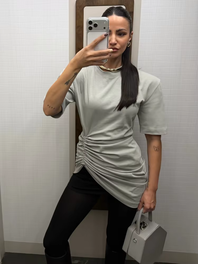 T-shirt blanc à col rond et ourlet irrégulier plissé pour femme