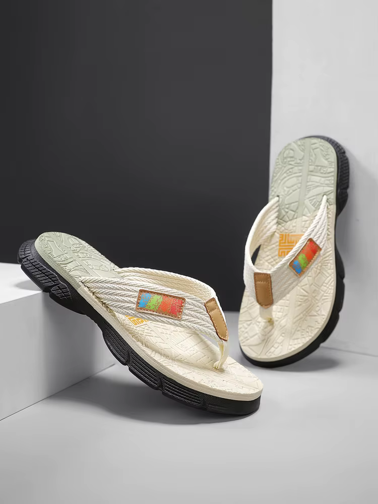 Tongs pour hommes, doté d'une tige tricotée avec une étiquette colorée, une semelle de deux couleurs, simple et élégante, dans un style décontracté