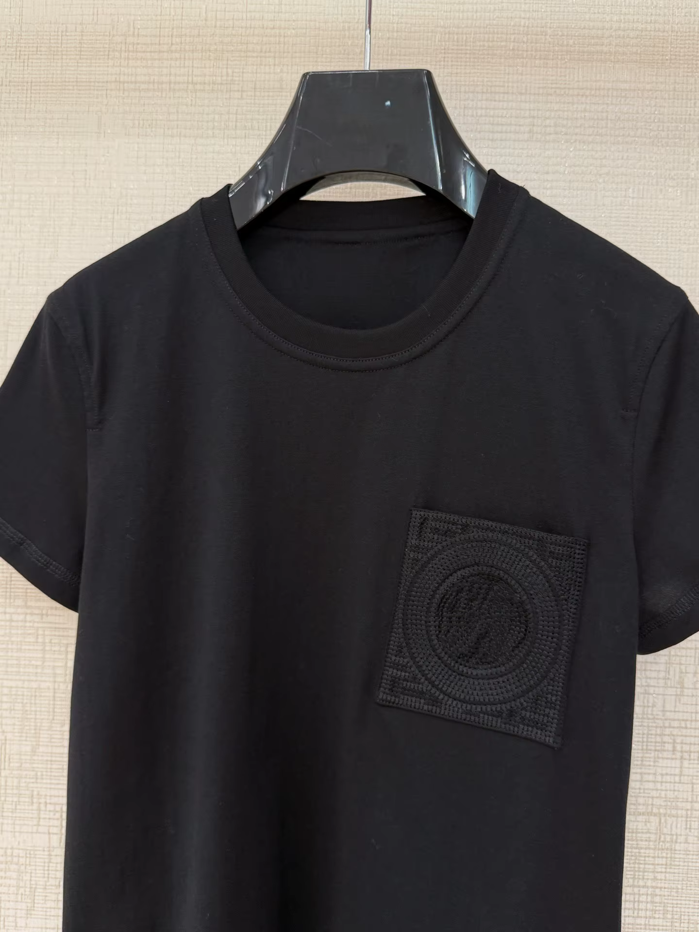 T-shirt Femme Haut de Gamme en Soie Brodé à Manches Courtes avec Poches – Collection Printemps/Été 2026 – Style Décontracté