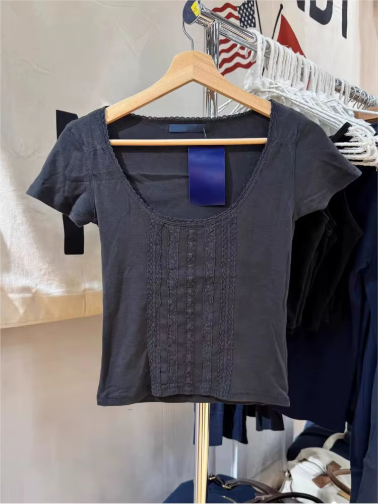 T-shirt noir à dentelle pour femme
