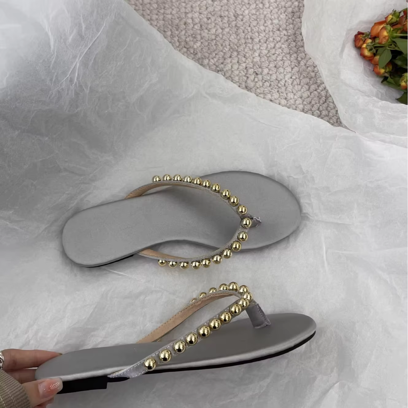 Nouvelles tongs plates tendance été 2026 pour femmes, idéales pour l'extérieur, avec semelles souples antidérapantes, parfaites pour la plage.