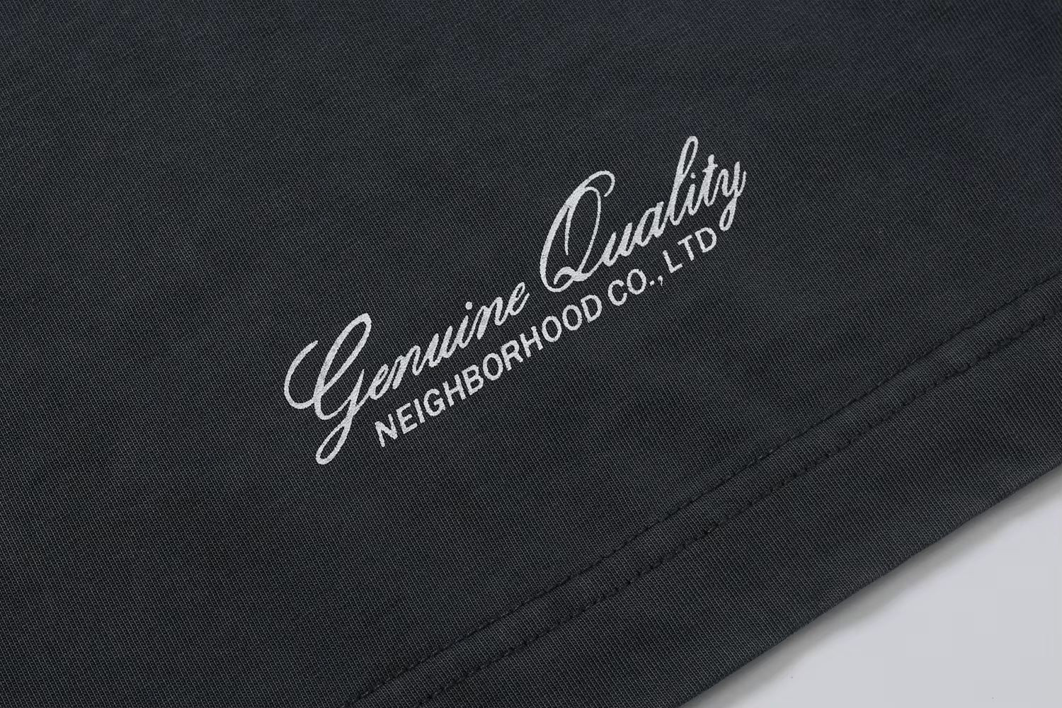 T-shirt ample à manches courtes avec étiquette brodée sur la poitrine NBHD