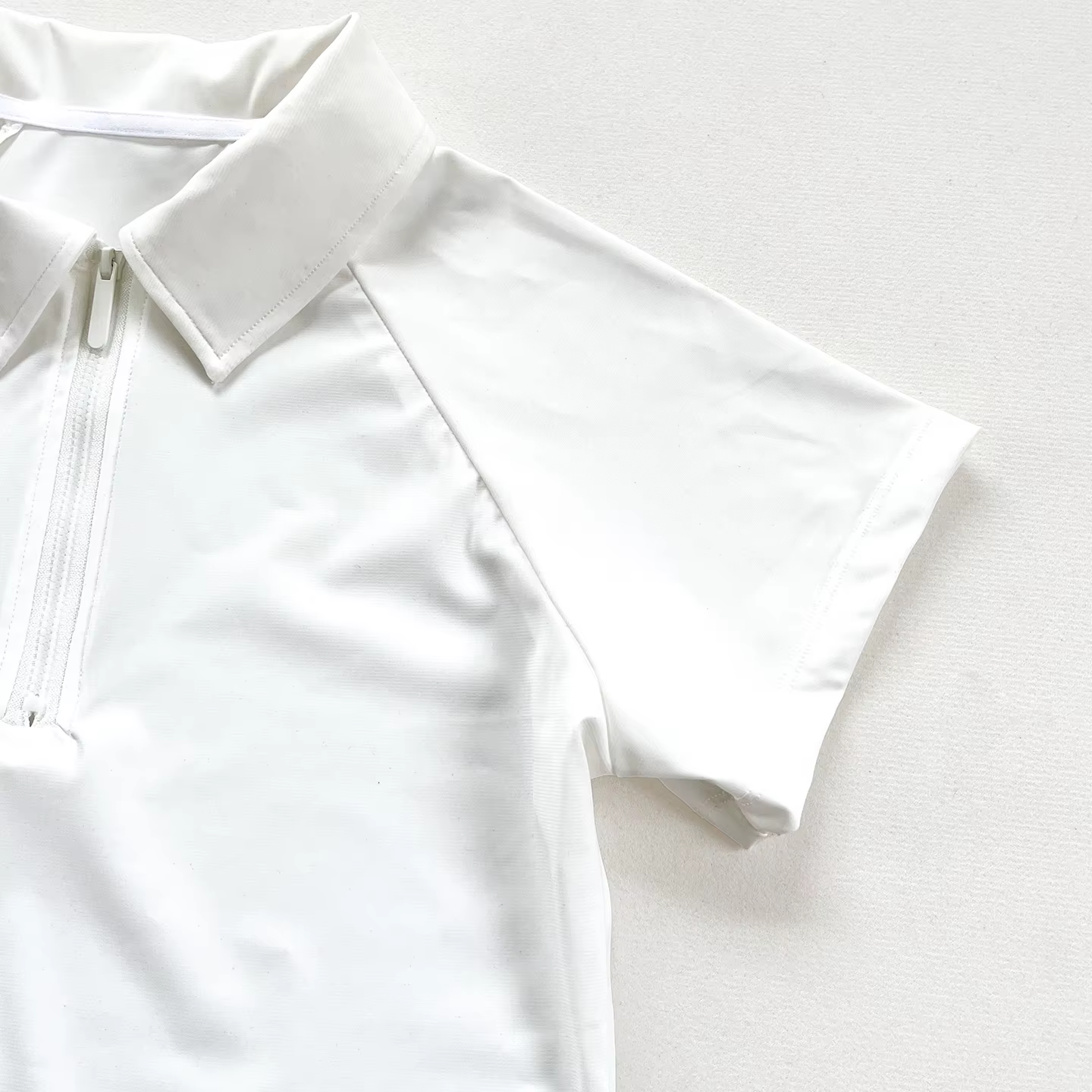 Polos à manches courtes pour femmes : options blanches et bleu marine disponibles