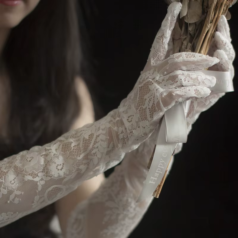 Manches longues en dentelle douce pour gants de mariage