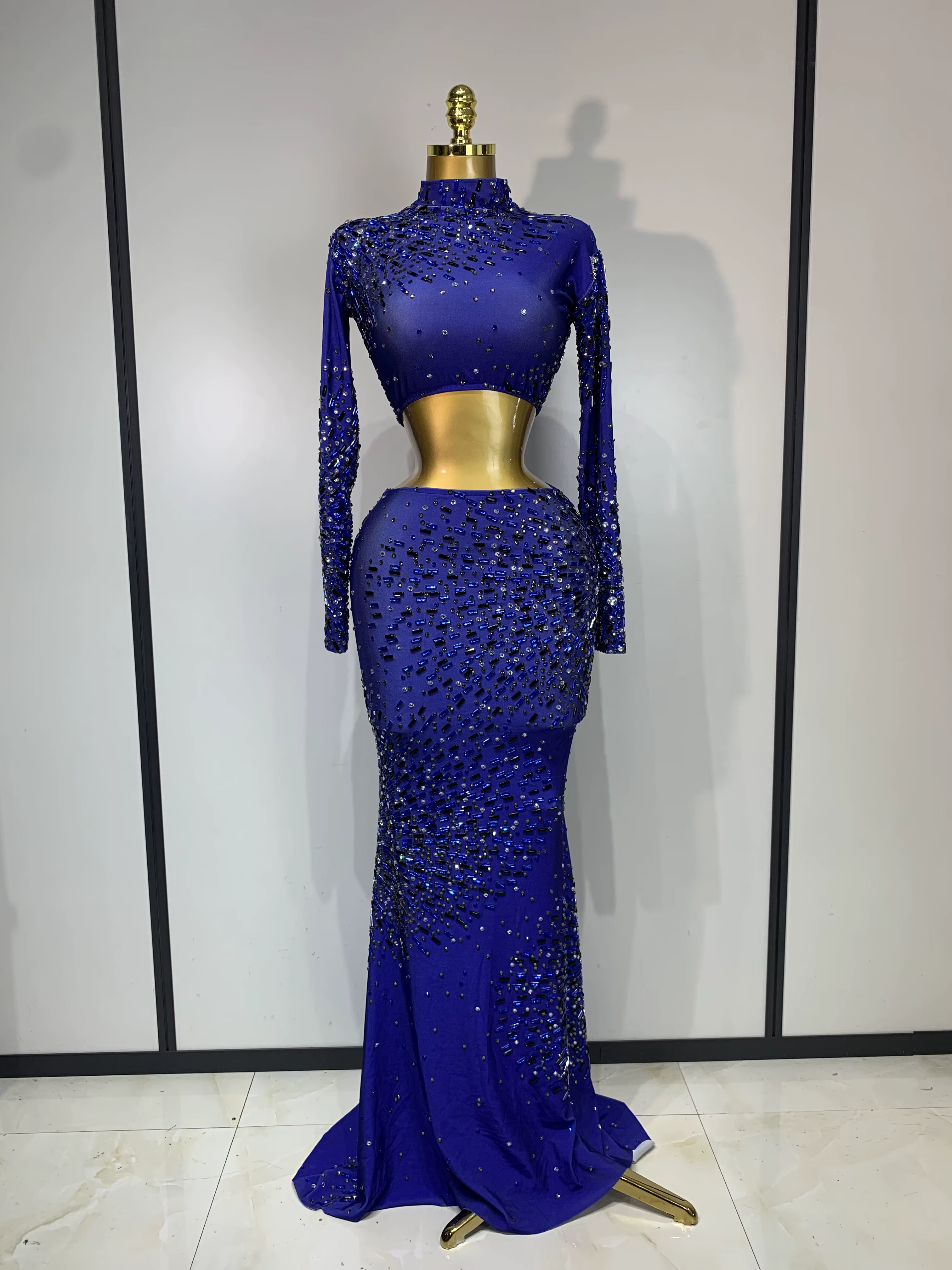 Ensemble deux pièces scintillant avec strass : Crop Top et Jupe Longue – Tenue de Scène pour Chanteuse