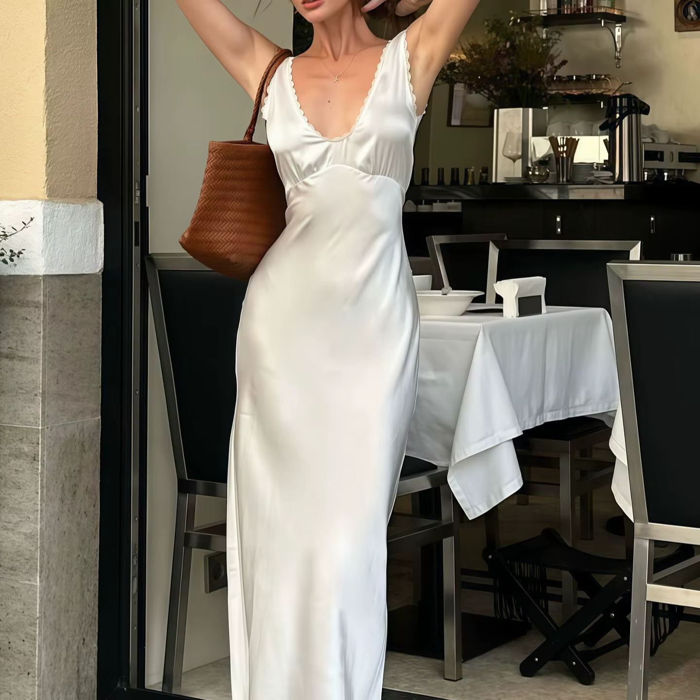 Robe sans manches simple avec dentelle et design super féerique 2026