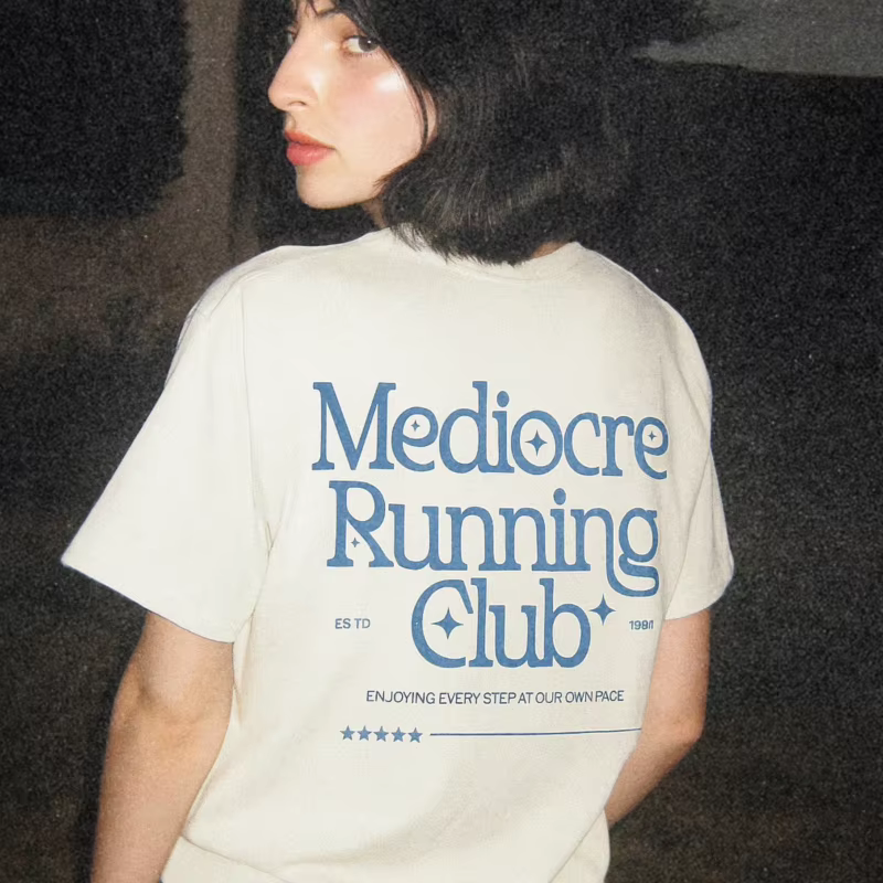 T-shirt Mediocre Running Club : T-shirt de sport graphique vintage