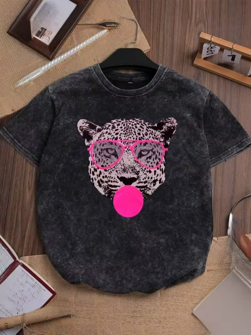 T-shirt cool à tête de léopard avec motif chewing-gum et lunettes roses