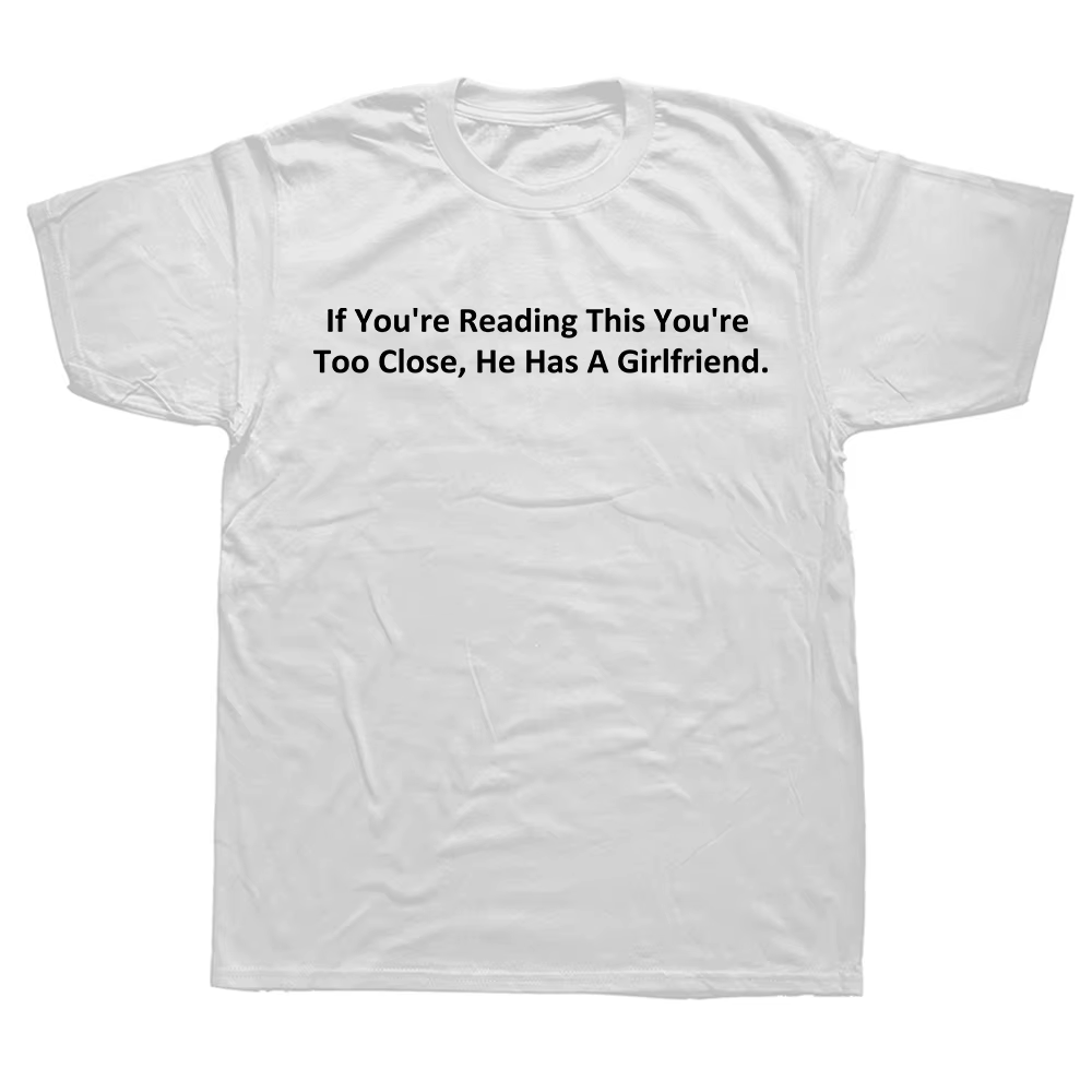 T-shirt unisexe en coton doux, cadeau de petit ami de couple, si vous lisez ceci, vous êtes trop proche, il a une petite amie, Y-100%