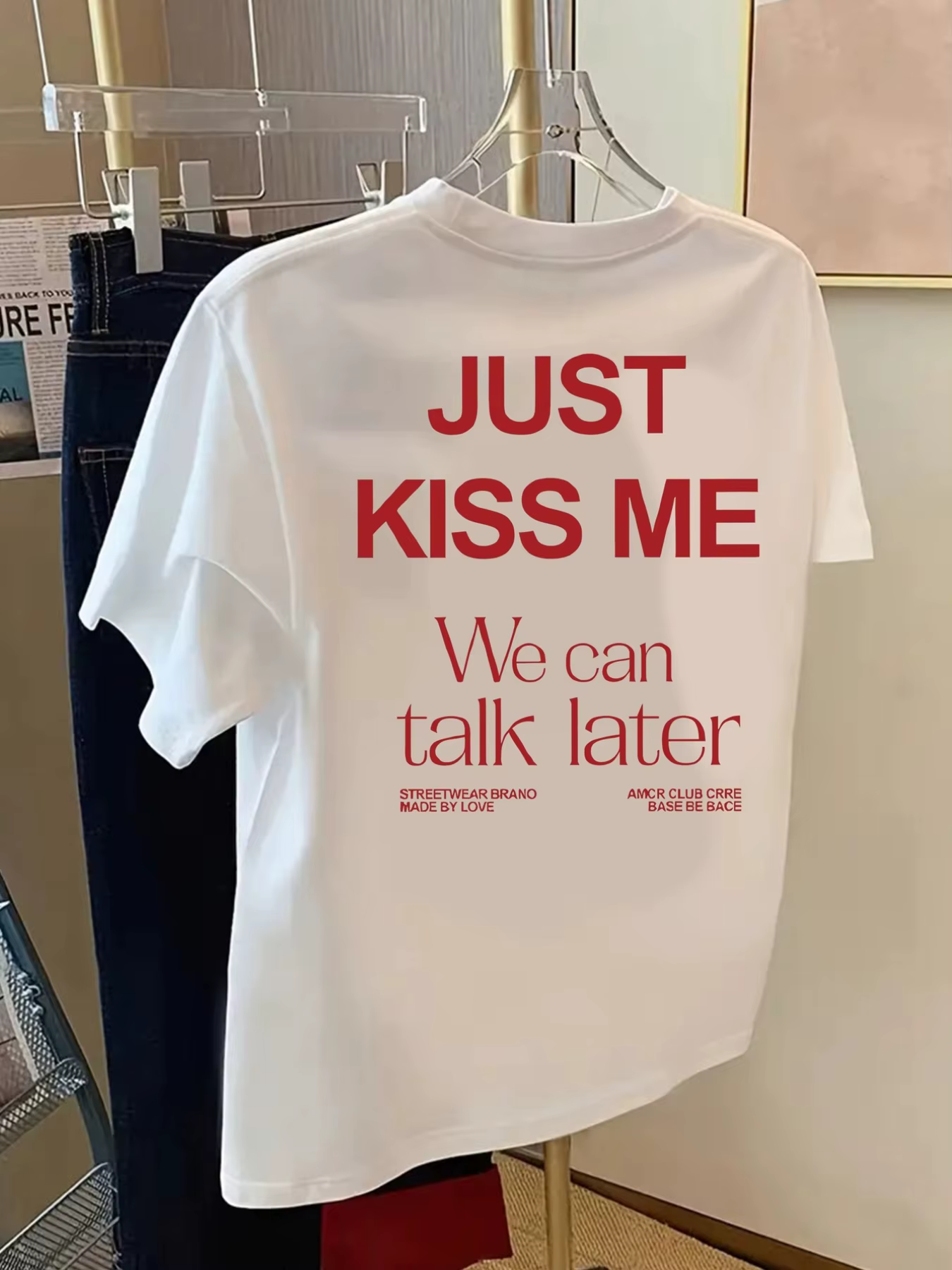 T-shirt imprimé « KISS ME We Can Talk Later » à manches courtes et col rond