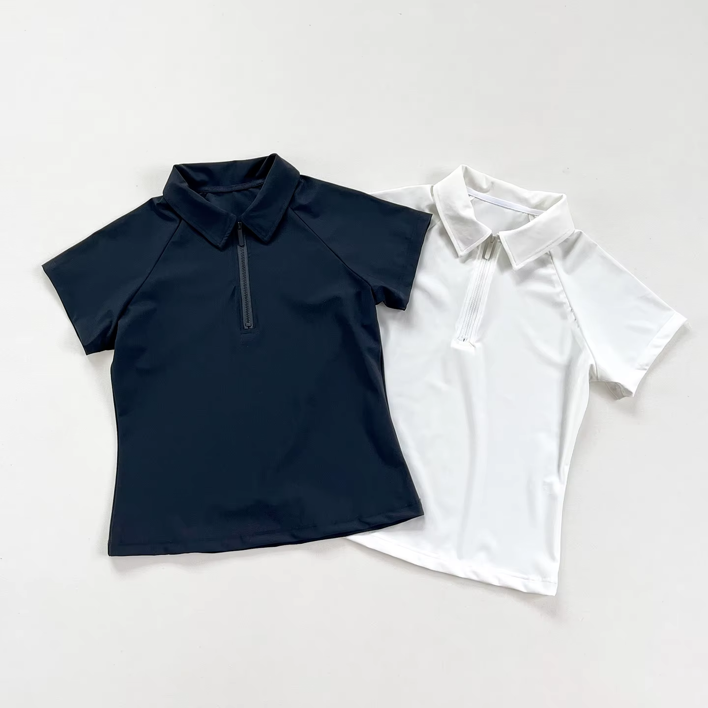 Polos à manches courtes pour femmes : options blanches et bleu marine disponibles