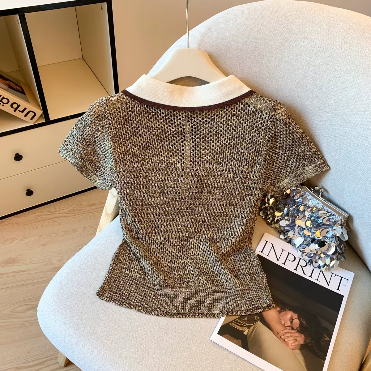 Haut élégant en maille ajourée à manches courtes et col polo pour femme – Design