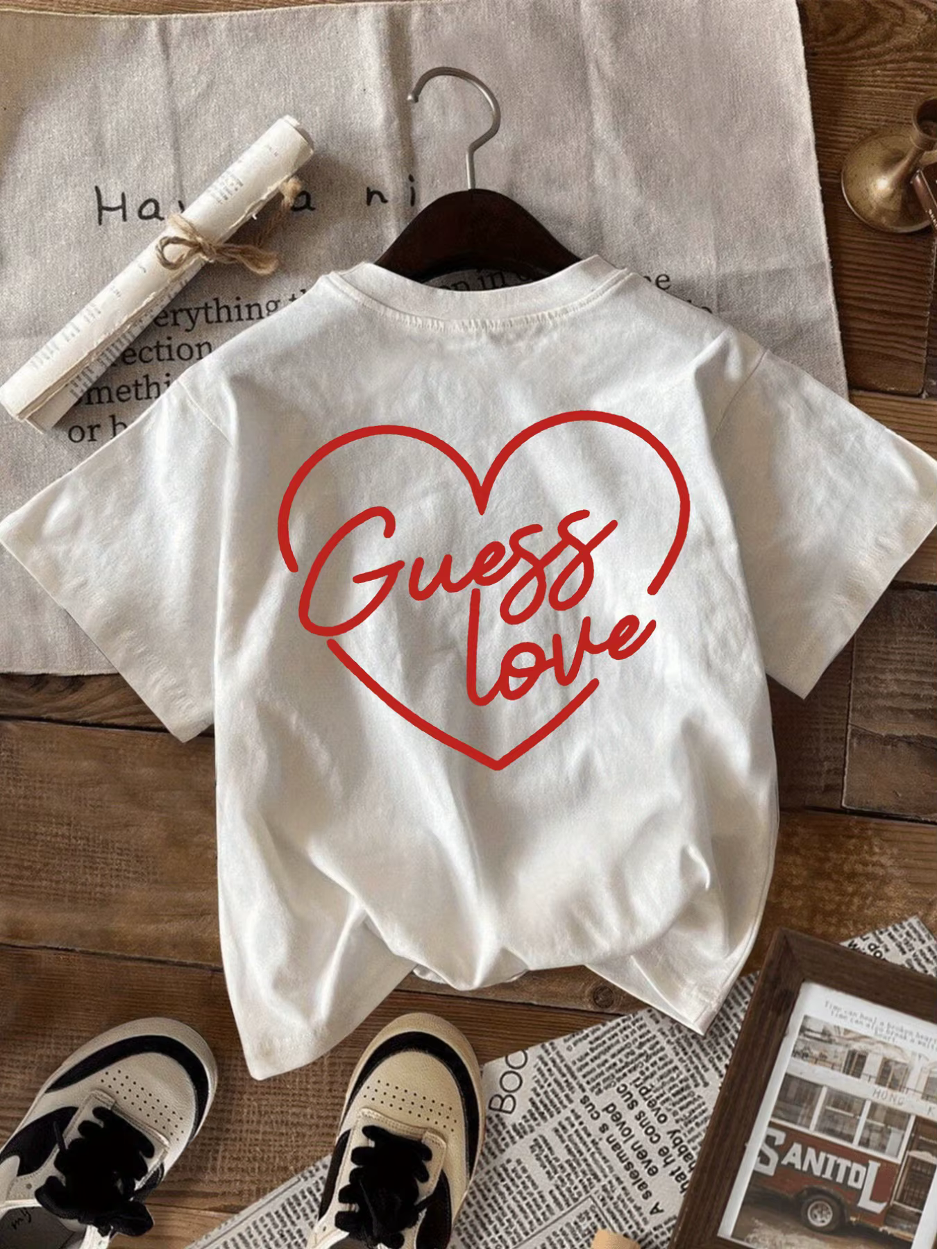 T-shirt graphique «Guess Love» pour femmes