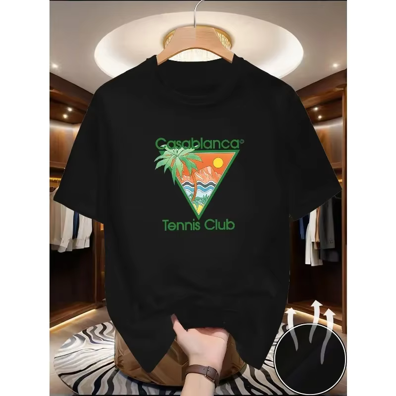 Ce t-shirt décontracté d'été présente un texte vert « Casablanca » et un motif triangulaire comprenant des éléments